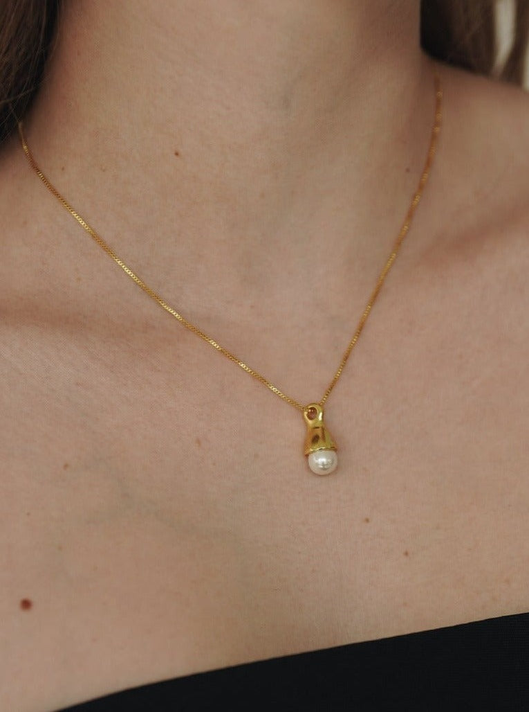 Anne Pearl Drop Necklace